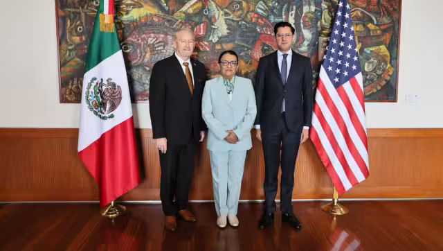 La secretaria de Gobernación, Rosa Icela Rodríguez aparece acompañada por el embajador estadounidense Ronald Johnson y por Roberto Velasco, secretario de Relaciones Exteriores