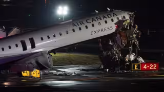Tragedia en Nueva York: avión de Air Canada choca con camión de bomberos en LaGuardia y deja muertos y decenas de heridos