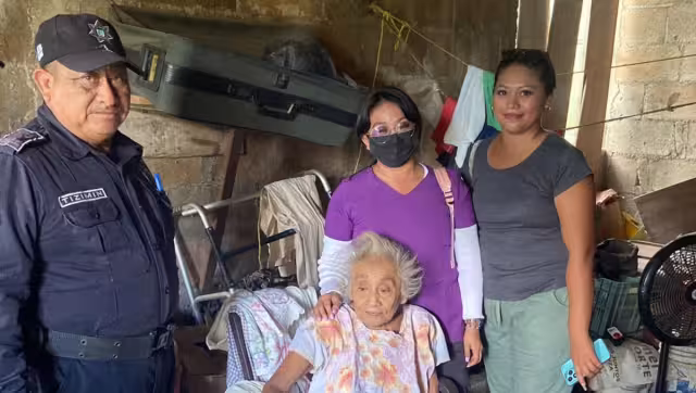 Llegan los primeros apoyos para una mujer de 82 años que vive en condiciones de pobreza extrema