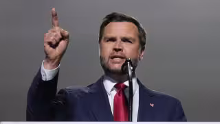 JD Vance confronta a manifestante con bandera de México durante convención republicana en Dallas