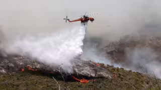 Choque de helicópteros en Grecia deja dos muertos durante combate a incendios forestales