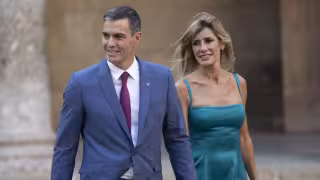 Esposa del presidente de España irá a juicio con jurado por tráfico de influencias y malversación; recuperará su pasaporte