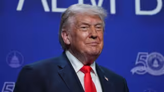 Trump presenta posible uniforme de la Fuerza Espacial de EU y desata críticas por parecido con las SS nazis