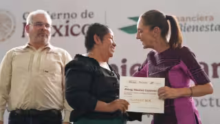 “La palabra vale más que el papel”, asegura Sheinbaum al entregar créditos sin intereses para más de 50 mil mujeres en Michoacán