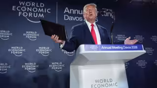 Donald Trump defiende aranceles en Davos y asegura que Estados Unidos “mantiene a flote” la economía mundial
