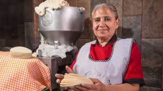 Gobierno e industria acuerdan frenar alza y confirman que no sube el precio de la tortilla en México
