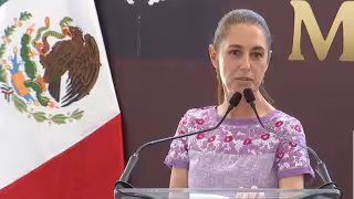 Claudia Sheinbaum entrega la Beca Rita Cetina en Tijuana y lanza llamado para reducir el uso de celulares entre niños