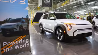 Samuel García presume primer Kia EV3 eléctrico fabricado en Nuevo León: así salió de la planta de Pesquería