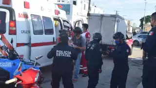 Familia a bordo de una motocicleta sufre un accidente en Progreso; no llevaban protección