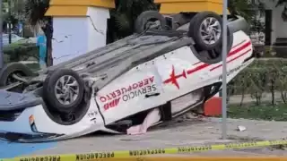 Del aeropuerto al hospital: Taxi con tres pasajeras vuelca tras chocar en el Parque de Las Américas de Mérida