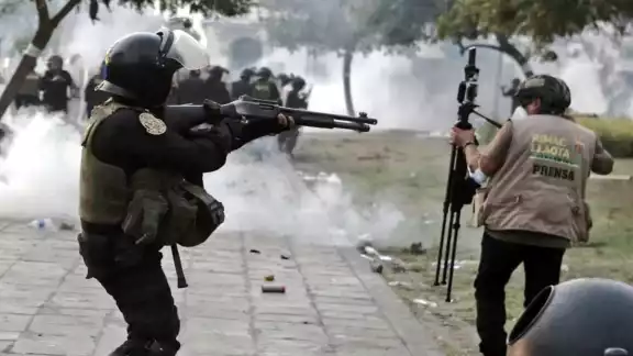 Los enfrentamientos entre policías y manifestantes han subido de nivel en Perú
