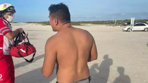 El joven reportado como desaparecido llegó por su propio pie con su madre. Foto: Jesús López El joven reportado como desaparecido llegó por su propio pie con su madre. Foto: Jesús López