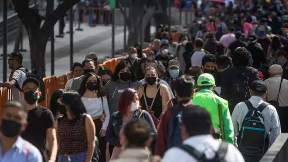 A partir de este lunes 16 estados de la República cambian a color verde, es decir que presentan riesgo bajos de contagios. Foto: EFE/Isaac Esquivel