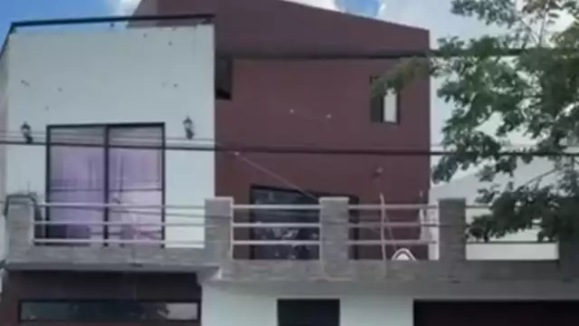 Joven sube al techo de su vivienda para limpiar la basura, al lanzarla toca cables de alta tensión