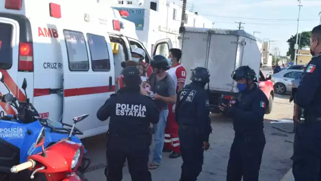Familia a bordo de una motocicleta sufre un accidente en Progreso; no llevaban protección