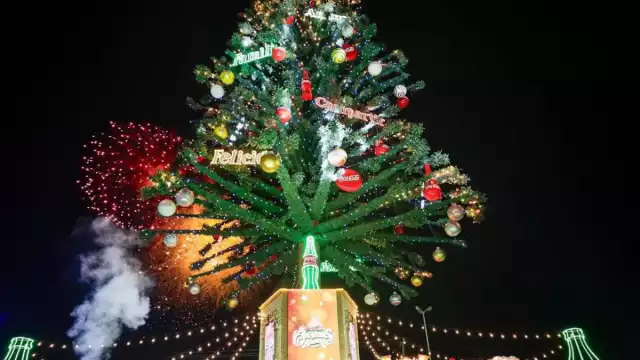 En Mérida se enciende un árbol de Navidad de 42 metros de altura