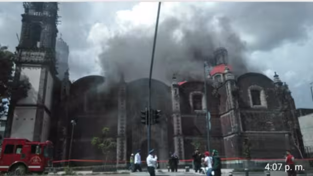 Arde la Iglesia de la Santa Veracruz (@ArquidiocesisMx)