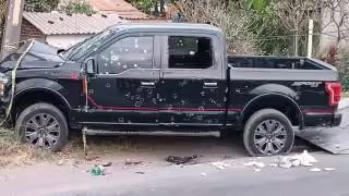 Dentro de la camioneta baleada quedó una familia en Veracruz