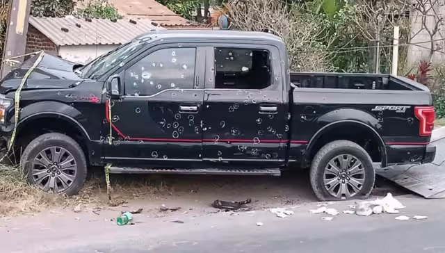 Dentro de la camioneta baleada quedó una familia en Veracruz