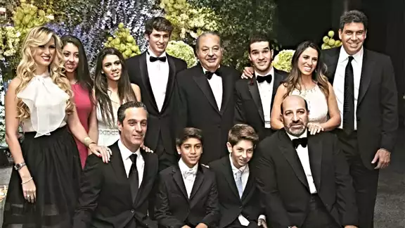 Carlos Slim posee un patrimonio neto de 55 mil 930 millones de dólares. Foto: Especial