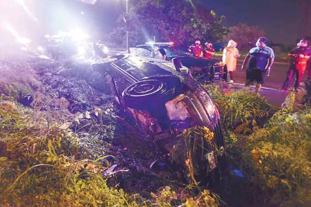 Conductor pierde el control de su auto y vuelca en el Periférico de ...