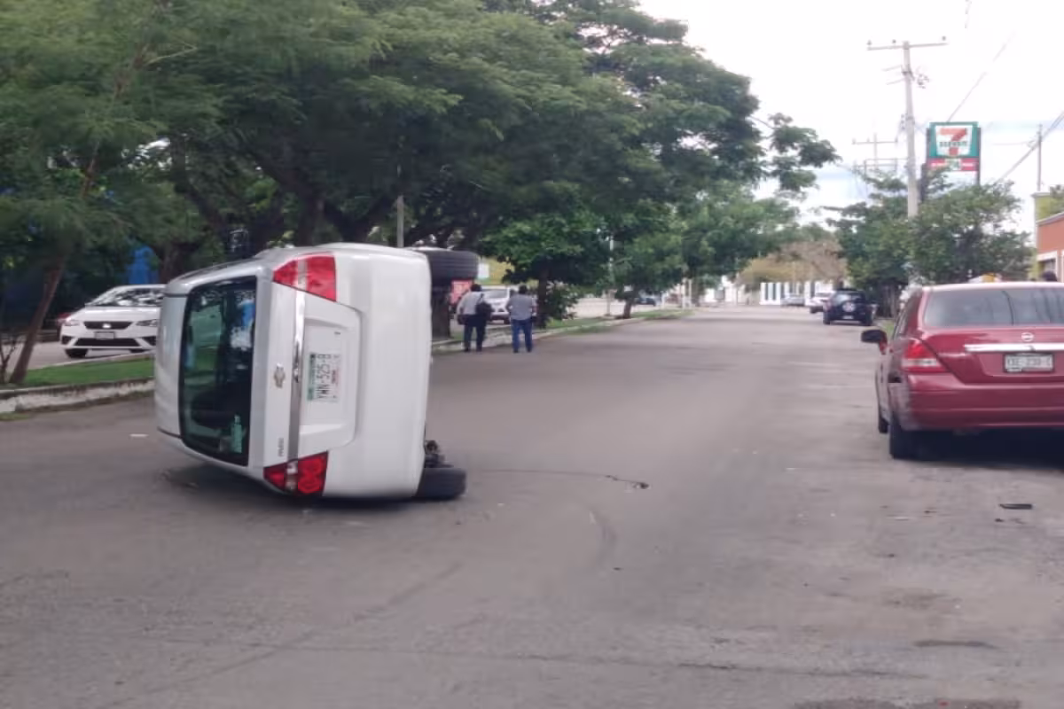 Conductora choca contra un auto estacionado en Mérida - PorEsto