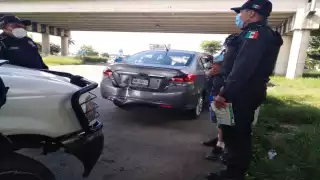 El tumbaburros le daño la facia, la salpicadera, así como la tapa y el piso de la cajuela. Fotos: Fernando Poo.