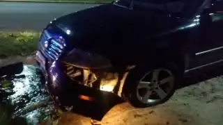 Conductor en aparente estado de ebriedad termina sobre un camellón en Chetumal