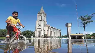 Las calles y los alrededores de la iglesia continúan afectadas por las inundaciones. Fotos: Martín Zetina.