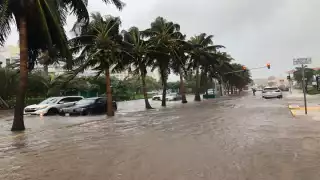 Los encharcamientos dificultan el paso vehicular en las vialidades de Cancún. Fotos: Jorge Delgado.