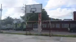 La corrosión ha dañado las dos canastas que hay para jugar basquetbol. Foto: Manuel Collí.