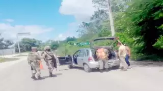 Efectivos del Ejército revisaron vehículos en un filtro carretero. Foto: Jorge Caamal.