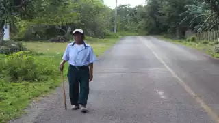 Casa por casa, personal del IEEA invita a las personas a que se integren al sistema. Foto: Por Esto!