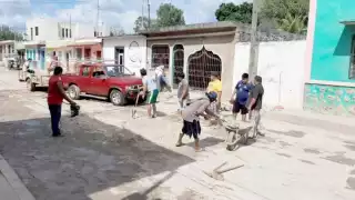 Los ciudadanos se organizaron para hacer transitables las vialidades.