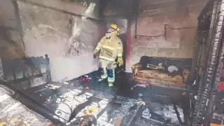 Una  vivienda de la colonia Montecristo sufrió un incendio;
se emplearon más de 4 mil litros de agua para apagarlo.