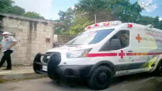 Efectivos de emergencia acudieron al domicilio, pero no pudieron salvar la vida del hombre. Foto: Jorge Aké.