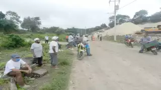 Los manifestantes cerraron el paso a los bancos de sascab. Foto: Erasmo Cruz.