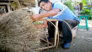 Don “Pancho” continúa con la elaboración de los tradicionales pesebres o casitas del nacimiento.
