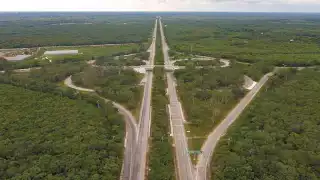 El ferrocarril irá sobre la autopista de cuota y el centro de operaciones podría estar en Valladolid. Fotos: Cuauhtémoc Moreno.