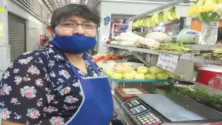 Lorena Flores dice que los recibos de electricidad son iguales y no se refleja ningún ahorro. Foto: Julio Jiménez Mendoza.