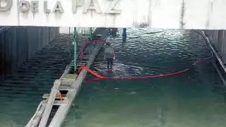 Menciona que debe haber una sistema más moderno para
desaguar la vía.