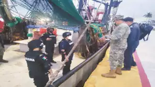 Elementos de la Semar detuvieron al navío y a su tripulación por no comprobar la procedencia del combustible. Foto: Por Esto!