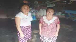 Consuelo Martínez narró con ayuda de su hija la situación en la que se encuentran por falta de apoyo. Foto: Emmanuel Pérez.