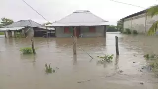 La mayoría de las casas permanece bajo el agua. Foto: Julio Gutiérrez.