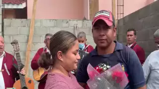 Con la ayuda de todos sus amigos trabajadores, Esdras, el albañil hondureño logró sorprender a su prometida.