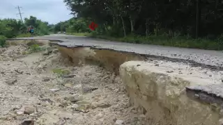 Parte de la infraestructura carretera de Quintana Roo resultó dañada tras el paso de los fenómenos meteorológicos. Foto: Eric Castillo.