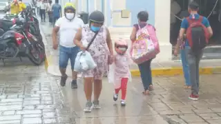 A pesar de la lluvia y el frío, los ciudadanos salieron a realizar sus compras. Foto: Alan Gómez.
