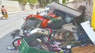 Acusan que los kilos de desechos siguen acumulados en las esquinas. Foto: Óscar Suaste.