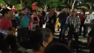 Para poder salir del Ramonal, el presidente municipal firmó un
acuerdo y dejó dos camionetas. Foto: Justino Xiu Chan.