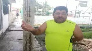 Sin atender, postes dañados en la colonia Camaroneros de Ciudad del Carmen